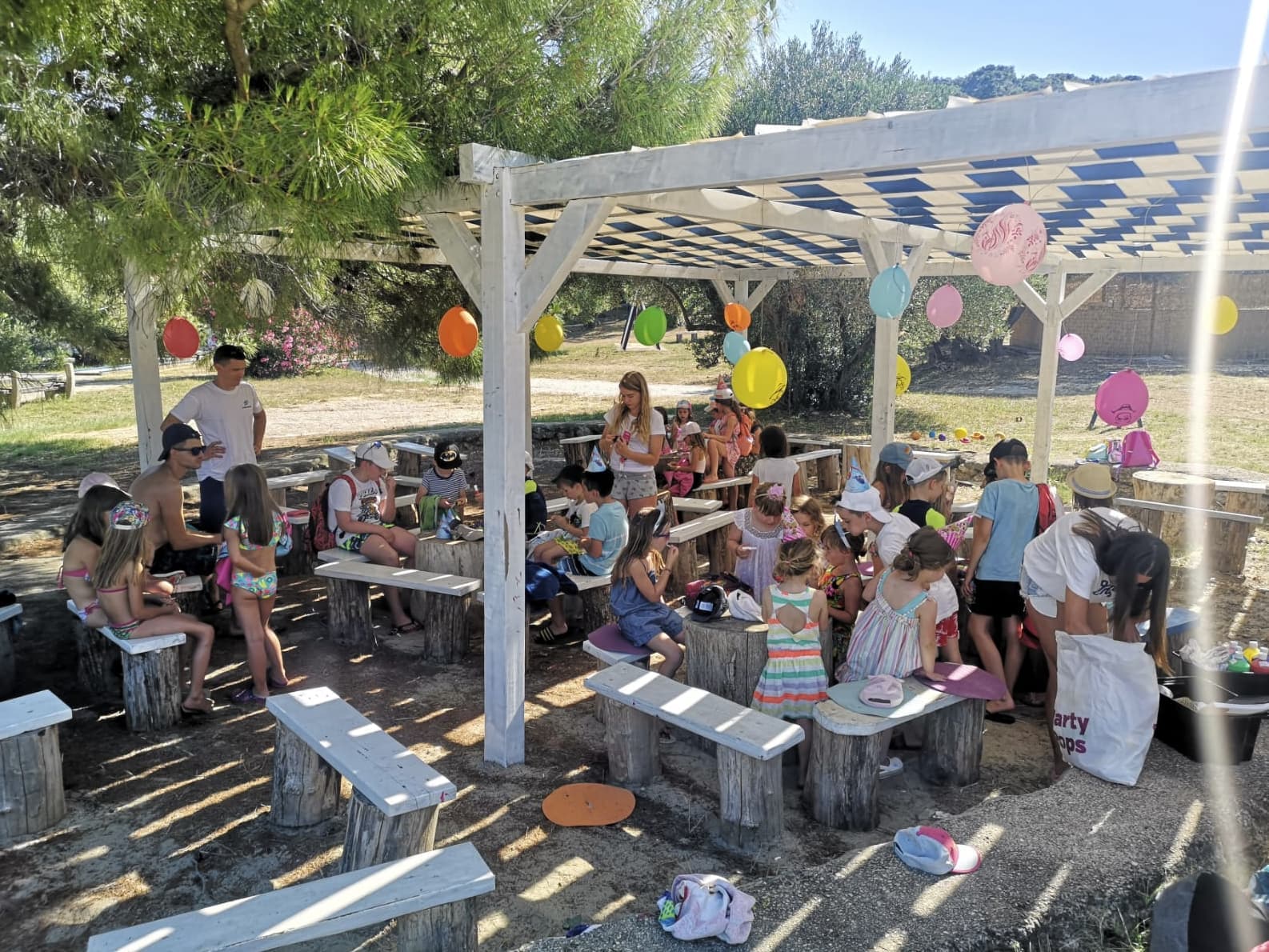Sportske aktivnosti na ljetnom kampu - plivanje, SUP i igre na plaži